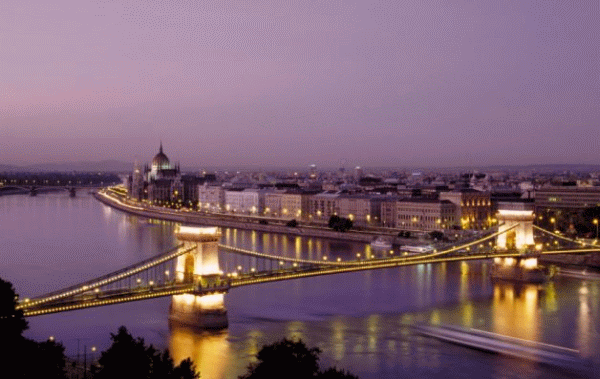 Budapest veduta notturna