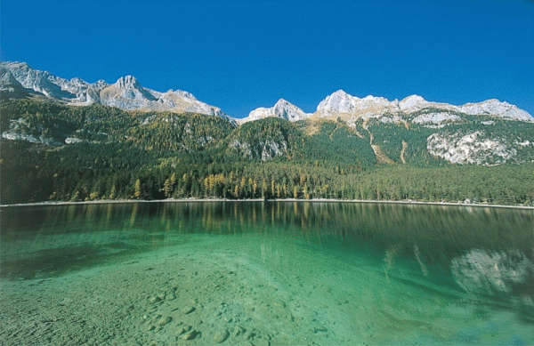 Veduta del Lago di Tovel Dolomiti del Brenta Trentino